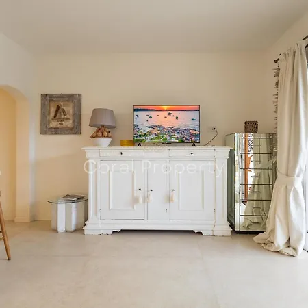 Apartamento Rea Beachfront - Giardino & Privata - By Coral Porto Cervo