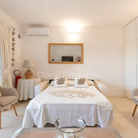 Apartamento Rea Beachfront - Giardino & Privata - By Coral
