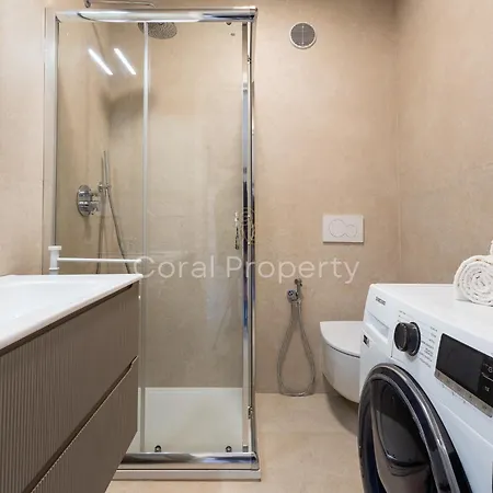 Apartamento Rea Beachfront - Giardino & Privata - By Coral